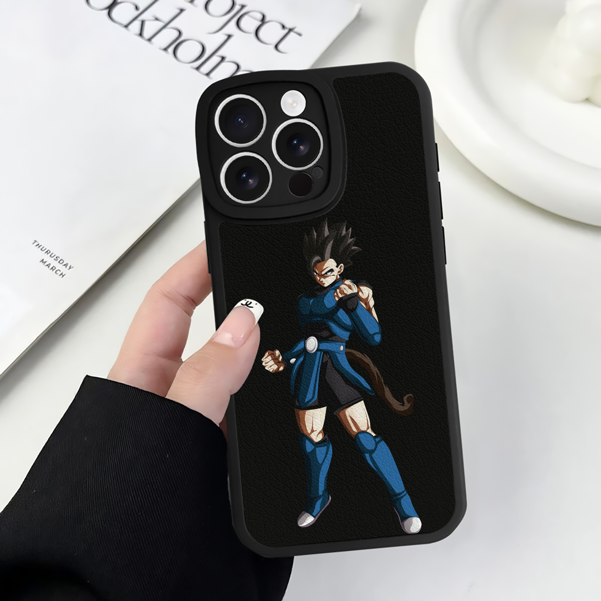 （画像用） ドラゴンボール 孫 悟飯（そんごはん）DRAGON BALL Son Gohan 【iPhone 16シリーズ対応】シリコンスマホケース（レザー調） 材質：シリコン